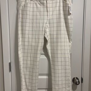 Old Navy White and Grey Checkered Pixie Skinny Pants